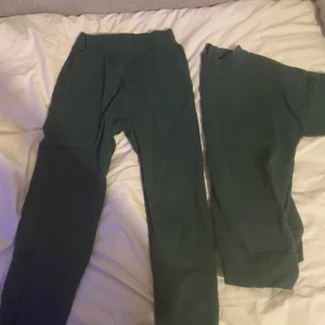 Grönt helt färgat sett - Bra skick inget speciellt storlek lek s fast går o ha som xs