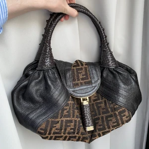 Fendi väska - En magisk vintage väska ifrån Fendi, är inte säker på att den är äkta där av priset. I väldigt fint skick förutom att en bit utav handtaget har gått sönder men inget man märker av i det vardagliga andvändingen🤎🤍