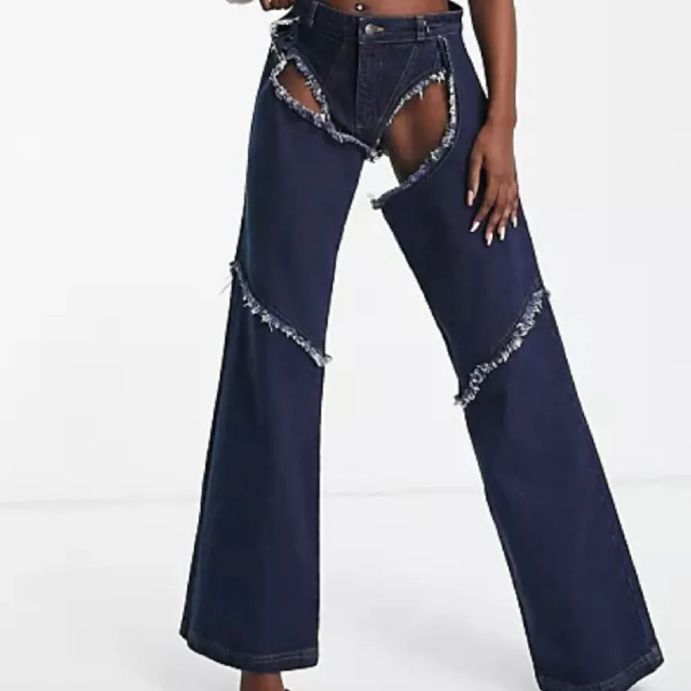 Söker liknade jeans som på bilden. Skriv om du har! jag säljer alltså INTE jeansen . Jeans & Byxor.