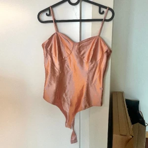 Rosa body - Superfin rosa body som tyvärr inte passar mig längre! Sitter som en smäck och har justerbara band. Storlek S. Sparsamt använd 🥰