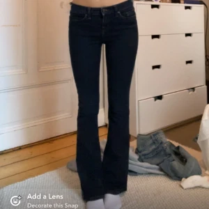 Skitsnygga lågmidjade jeans!!  - Köpta secondhand, skicka privat för fler bilder (jag är 171 och dessa är perfekt på mig) 