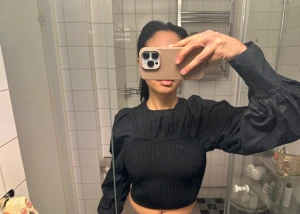 En blus med puffärm🖤 - Säljer en jättefin svart blus med stickad detalj och puffärm🖤 I gott skick
