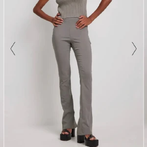 Super stretch byxa - Byxor köpta från NAKD. Aldrig använda så i helt nyskick! 💖 Nypris: 399kr