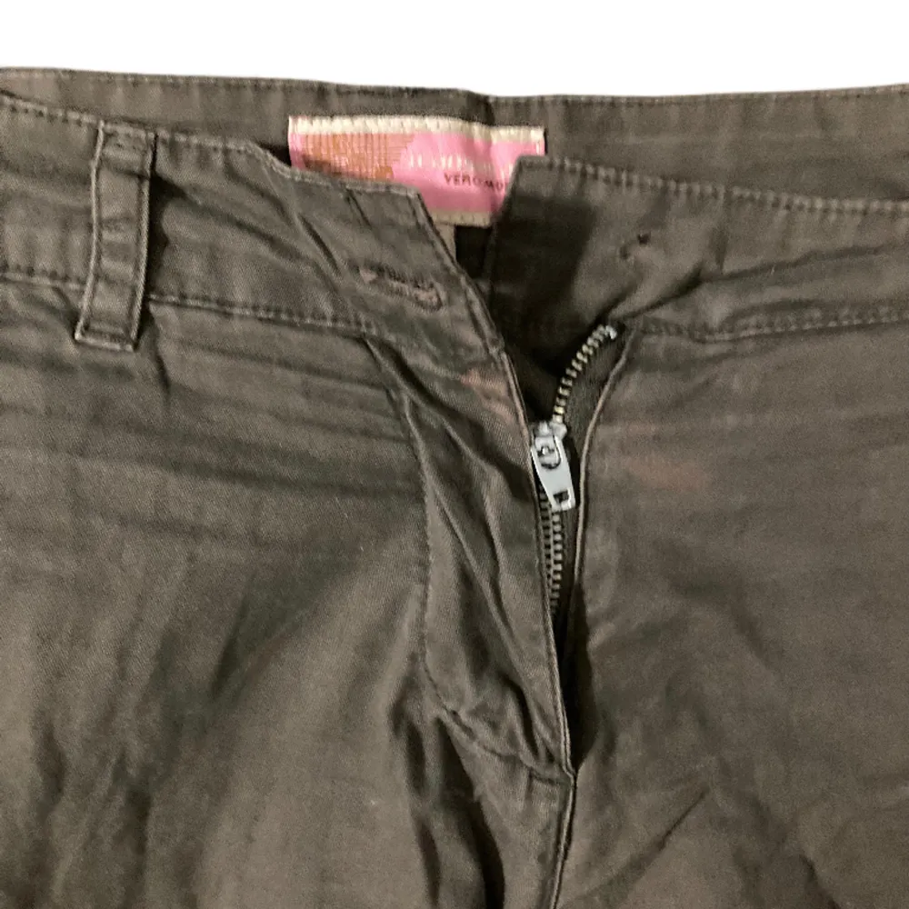 Coola lågmidjade byxor, som tyvärr saknar en knapp (se 3.e bilden) Skriv gärna om du undrar något💗. Jeans & Byxor.