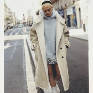 Lång vårrock - Lång dubbelsidig rock i fakemocka. Oversized i storleken. Använd en gång men kan tyvärr inte lämna tillbaka då jag tog bort lappen. Nypris 999kr🫶🏼Storlek M men funkar på S-L beroende på hur man vill att den ska sitta. Pris kan diskuteras