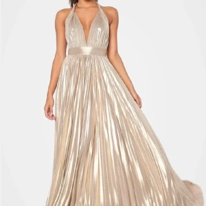 Balklänning - Jättefin balklänning som jag endast har använt en gång! Säljer då den inte kommer användas igen. Förlåt för en jättedålig egen bild men det är tyvärr den ända jag kan hitta. Köptes för ca 1400. Lägg gärna prisförslag/köp nu och hör av er vid frågor!💗