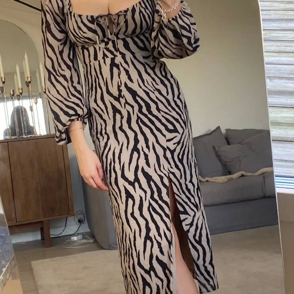 Jag säljer min SÅ fina ”zebra” mönstrade långklänning från Gina tricot! Den sitter så mikrande på kroppen och är så skön! Använd 2 gånger! Den är inspirerad av adoore✨ . Klänningar.