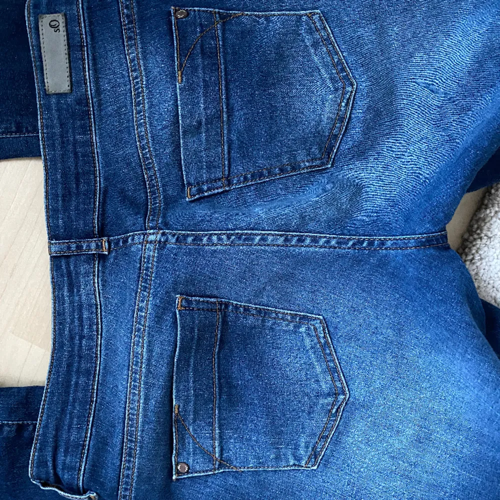 Säljer dessa lågmidjade bootcut jeans som jag köpte på sellpy 😊💗Storleken S!  Är lite långa på mig som är 166 cm 💕Skriv för frågor eller fler bilder!. Jeans & Byxor.