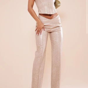 Skinn set från PLT - Ett set från pretty little thing. Aldrig använd och prislappen finns kvar på båda delar. Är mer brun i verkligheten än på modellbilden. Köpte bägge för sammanlagt ungefär 450kr. Kan köpas separat! Säljer för 60 kr/st, 100 kr om man köper båda!