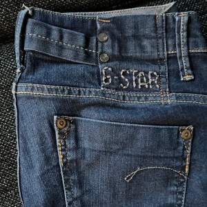 Jeans från g star. säljer då de är för små men har varit mina favorit byxor !! De är lite skinny och storlek står ej men skulle passa xs/s , kan skcika mer bilder! Säljs för 350kr