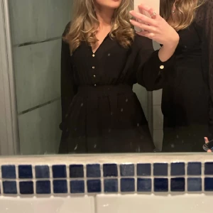 Zara klänning - Svart klänning från zara använd en gång!