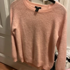 Rosa Stickad tröja  - Ljusrosa stickad tröja från hm. Fint material nopprar inte. Pris kan diskuteras.