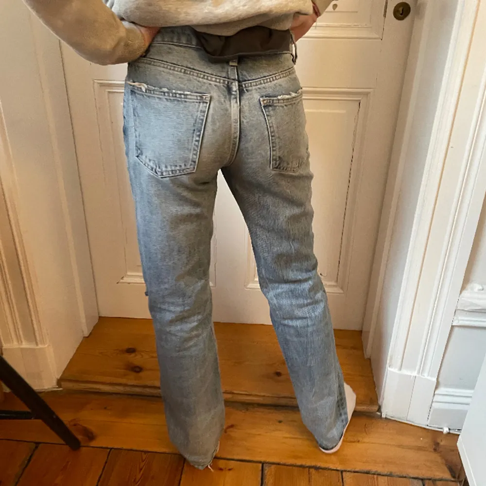 Straight jeans från Zara med midwaist / medelhög midja. Nypris 350kr. Storlek 34. Väldigt bra skick! Möts i Stockholm annars står köparen för frakt!🩵💙. Jeans & Byxor.