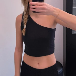 Oneshoulder topp - Topp från BikBok i mkt bra skick! Strl M🩷