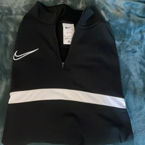 Nike Tröja - Säljer nu en Nike tröja, Storlek M passar även S, Pris 200kr eventuellt 150kr vid snabb affär, Skick som ny (10/10)