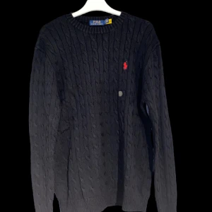 Ralph Lauren stickad sweatshirt/kabeltröja - Nedsatt från 1299:-! Ralph lauren stickad sweatshirt  Oanvänd. Storlek: L Vid intresse hör av er!