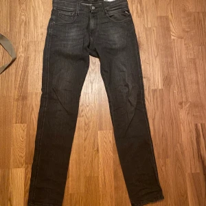 Replay Jeans - Ett par snygga Replay Anbass Jeans! Byxorna är i mycket bra skick förutom ett hål på baksidan men det läggs inte märke till! För fler bilder eller frågor skriv till mig privat! Storleken är 28/32👍
