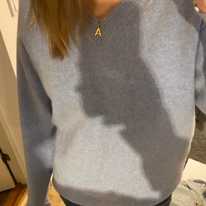 Stickad tröja  - Stickad tröja från Oskar Jacobson passar både lilla och tjejer, ljusblå❤️ Den är i strl L men jag skulle säga att den är mer åt en S men den e välldigt stretchig❤️