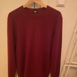 Cashmere Tröja - En fin vin röd Cashmere tröja! Använd fåtal gånger så är o bra skick 9/10. Tröjan är i 100% Cashmere och sitter bra! För fler bilder eller frågor skriv till mig privat
