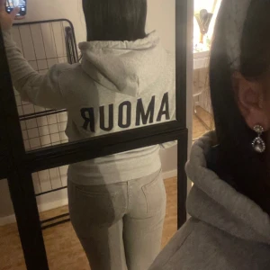 Mira Paris grå amour hoodie  - Säljer min as snygga mira Paris hoodie🩷 Ord-pris 1743kr och är slutsåld💞 Använd fåtal gånger i somras men bara hängt sen dess💗 Använd gärna KÖP NU💖