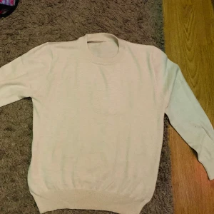 Stickad tröja  - Riktigt snygg och skön beige stickad tröja säljs då den är för stor för mig, pris kan diskuteras  
