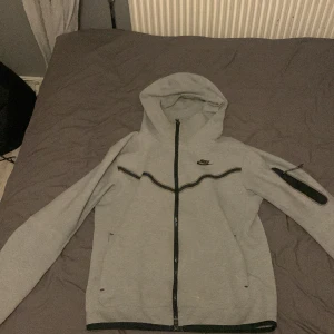 Nike teech fleece - Säljer min tröja för att den inte kommer till användning Skick: 9/10