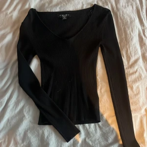 Långärmad svart tröja  - Säljer denna tröja då den aldrig kommit till användning, den väldigt stretchig i materialet! Skriv för fler bilder💕