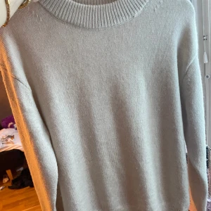 Stickad tröja  - Stickad tröja ifrån H&m som aldrig kommit till användning, storlek: 38🩷 för fler frågor så är det bara att skriva🩷 OBS! köparen står alltid för frakten🩷