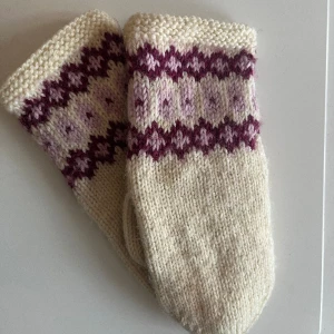 Vantar  - Jättefina stickade vantar💗 använda några gånger men jättefint skick!! Köp båda för 89kr och 1 par för 59kr💗ljusa såld❌