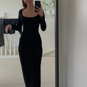 Svart långklänning - Svart, vanlig långklänning från Nelly! Säljer då den är väldigt lång på mig (som är 166cm)💞