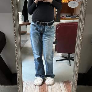 lågmidjade jeans i modell ”Arrow” från Weekday, knappt använda pga för stora<3