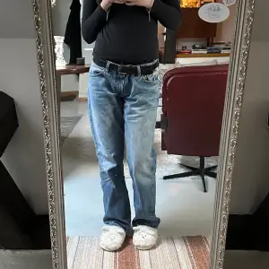 lågmidjade jeans i modell ”Arrow” från Weekday, knappt använda pga för stora<3