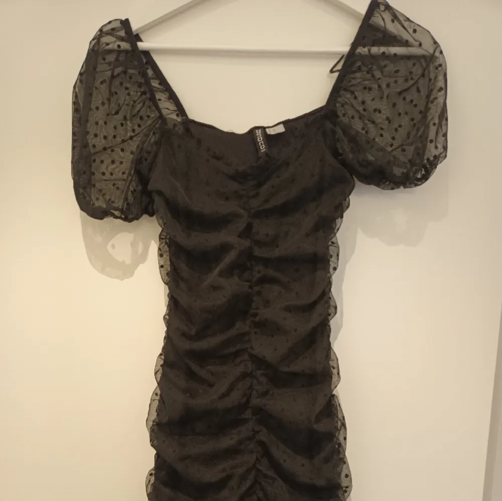 Jätte söt svart/genomskinlig klänning med prickar från hm i storlek xs . Klänningar.