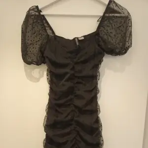 Jätte söt svart/genomskinlig klänning med prickar från hm i storlek xs 