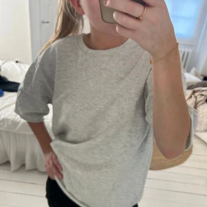 Sweatshirt t Shirt  - En grå sweatshirt t Shirt ifrån zara💕