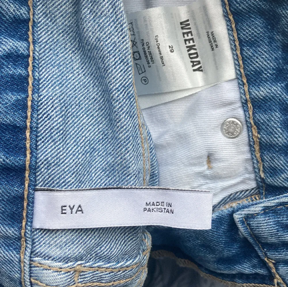 Jeansshorts från weekday, supersnygga och praktiska till sommaren!! Modellen heter EYA. Shorts.