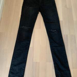 Säljer dessa asfeta mörkgråa Diesel jeans med slitningar. Storleken är W29. Det står ingen längd men skulle säga runt 32. Borde alltså passa dig som är 175-183. Nypris 1699kr.