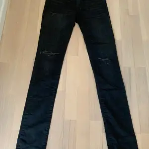 Säljer dessa asfeta mörkgråa Diesel jeans med slitningar. Storleken är W29. Det står ingen längd men skulle säga runt 32. Borde alltså passa dig som är 175-183. Nypris 1699kr.