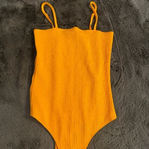 somrig bodysuit - jätte fin bodysuit på sommaren som är oanvänd! från bikbok i storlek xs🧡