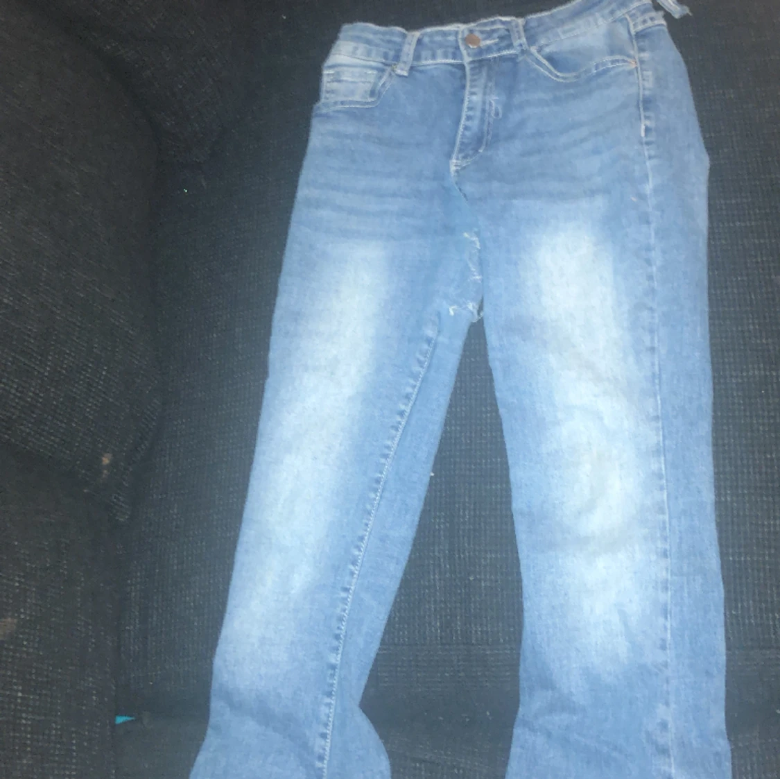 säljer dessa jeans, kommer inte till användning, sytt hål 