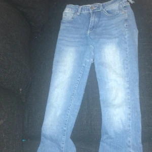 säljer dessa jeans, kommer inte till användning, sytt hål  - storleken är xs- s