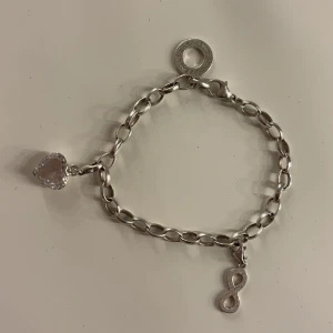 Tomas sabo - Säljer mitt fina tomas sabo armband med två berlocker, då jag bytt till guld istället💗 använt i ca 5 månader så i fint skick💘 Ny pris ligger på ca 1500kr för både armband+ berlocker
