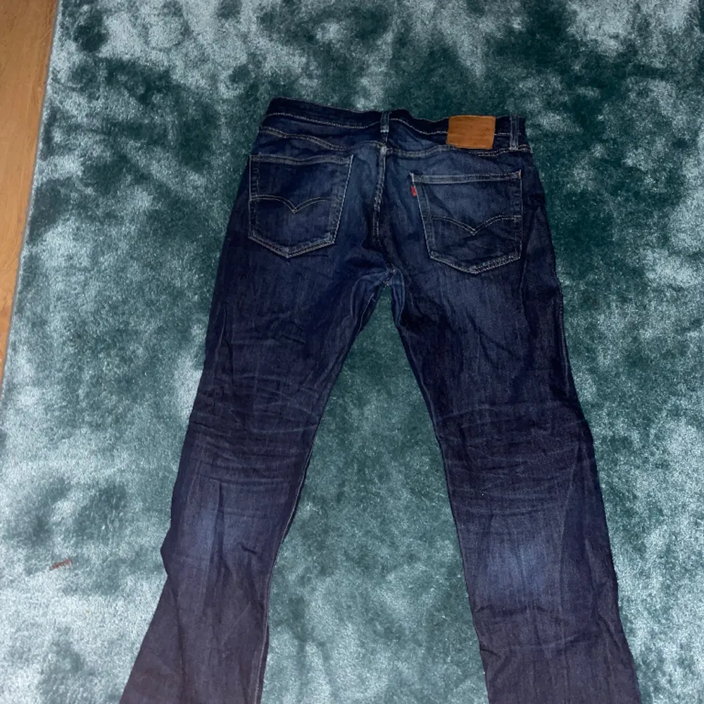 Hej! Nu har jag ett le Levis 502 i storlek 36/34 jeansen är använda i gott skick! Har inga tecken på hål eller skador!. Jeans & Byxor.