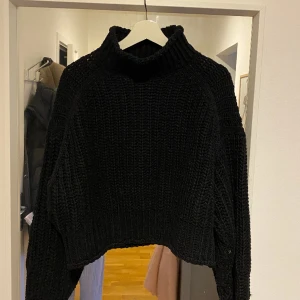 Grovstickad polotröja från HM - Säljer denna fina stickade polotröja från HM i storlek S. Tröjan är något croppad och väldigt sparsamt använd!