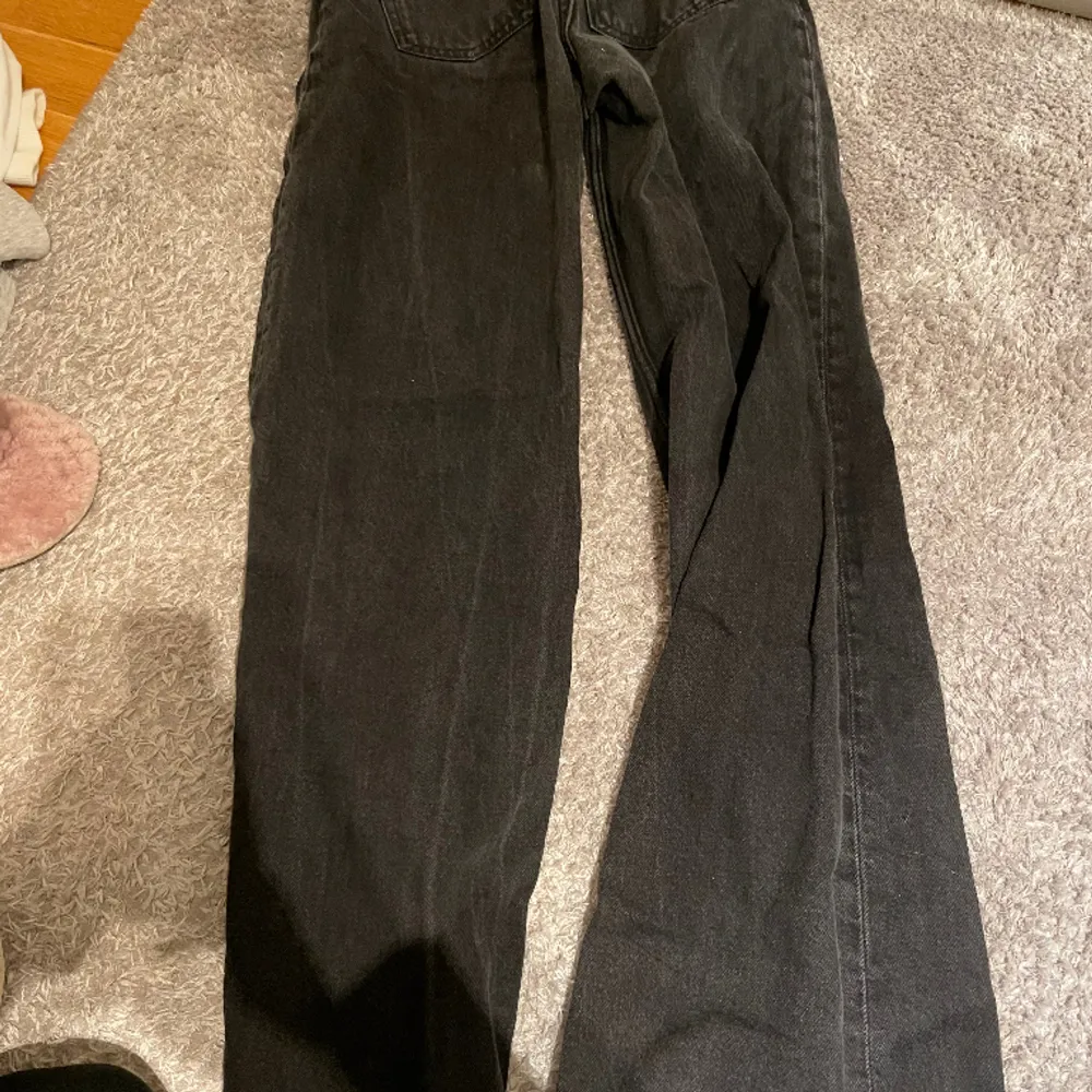 Svarta jeans från Monki. Lite urtvättade men bra skick. Jeans & Byxor.