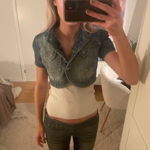 Jeans bolero - Jeansbolero med coola detaljer