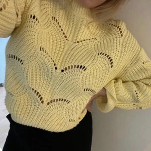 Stickad gul tröja  - En så fin stickad tröja som används få gånger, från Gina, passar mig som har s men passar även xs och m, super bra skick, pris kan diskuteras vid snabb affär!💓