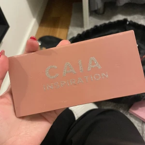 Ögonskuggor - Säljer en ögonskuggspalett av Caia som inte längre finns på hemsidan. Råkat komma åt ena färgen med fingret därav ser den använd ut. Många av färgerna är helt orörda. Köptes för cirka 400 kr. 