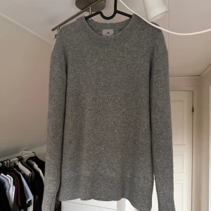 Stickad tröja  - Stickad tröja från hm. Sparsamt använd. Nypris 400. Hör av dig vid frågor eller fler bilder! 