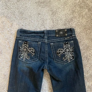 Miss me jeans - Innerbenslängd: 84cm Midjemått: 42cm tvärs över  Modellen är bootcut❤️ Skriv för bilder på‼️☺️
